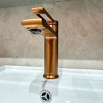Imagen de Grifería de lavatorio Monocomando de mesada Elar Bronce cepillado