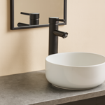 Imagen de Grifería de lavatorio Monocomando alto de mesada Milano Negro Mate